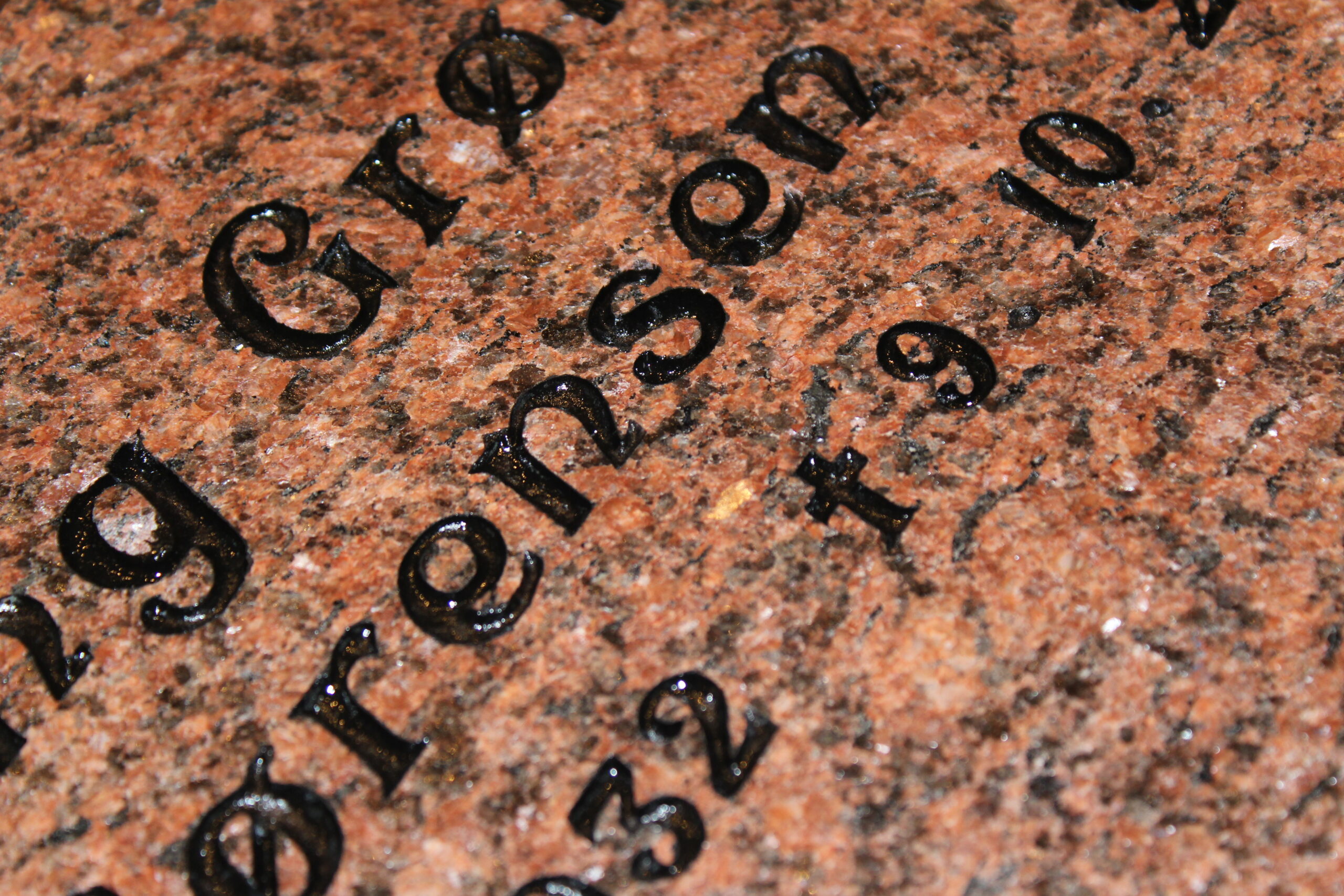 Tilføje inskription på eksisterende gravsten - CPH Stenhuggeri