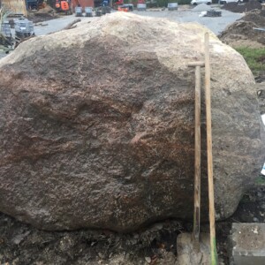 Stenen fejes og rengøres