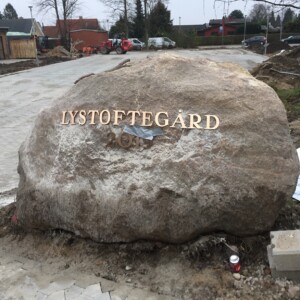 Montering og limning af bronce tegn