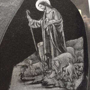 Dekoration tegnet, og ridset, slebet ned i den poleret overflade