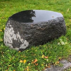 Siddesten i mørkgranit