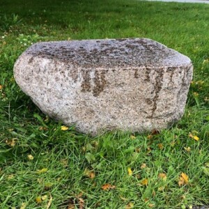 Siddesten i lys granit