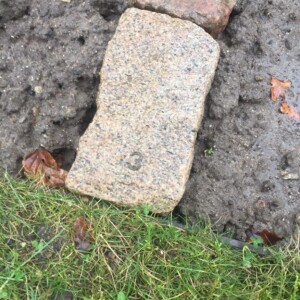 Sandblæste numre i brosten ved urnegravstederne